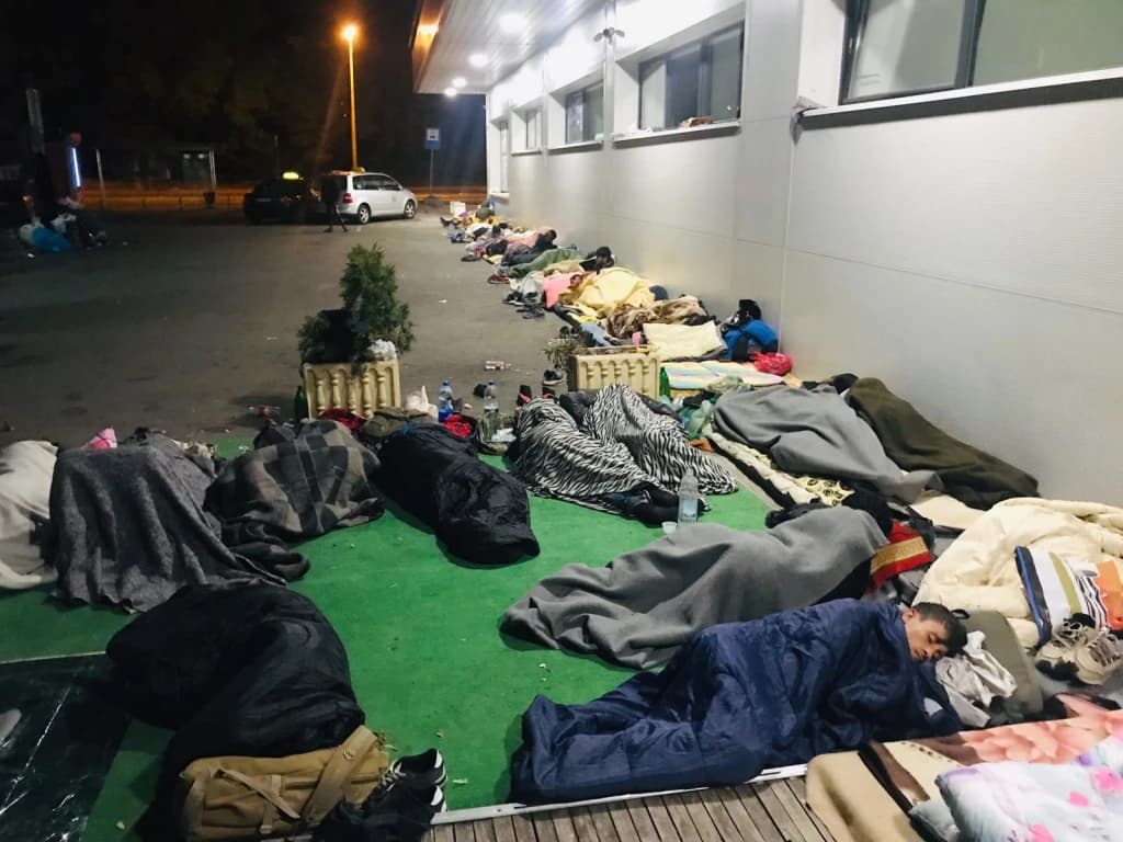 Autobuska stanica u Tuzli: Migranti spavaju vani