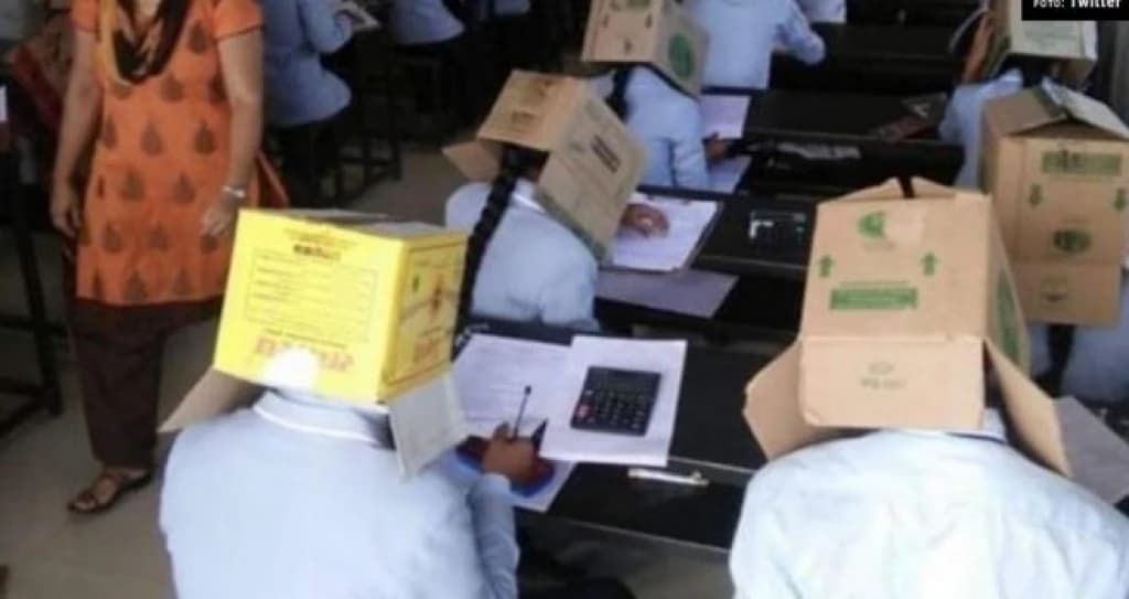 Indijski studenti, kutije na glavama 