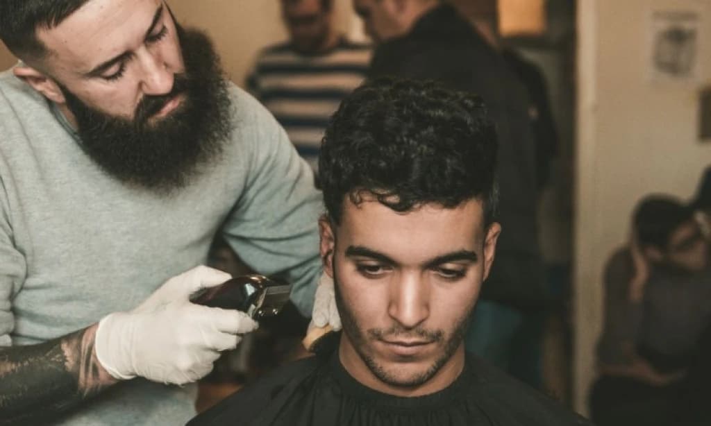 Nekadašnji izbjeglica koji se vratio u BiH danas besplatnim šišanjem pomaže migrantima