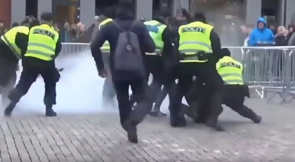 Pogledajte snimak pokušaja mladića da spriječi paljenje Kur'ana