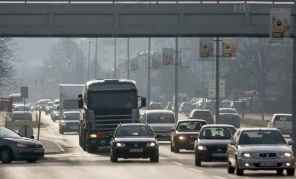 Vozi se po suhom i mjestimično vlažnom kolovozu
