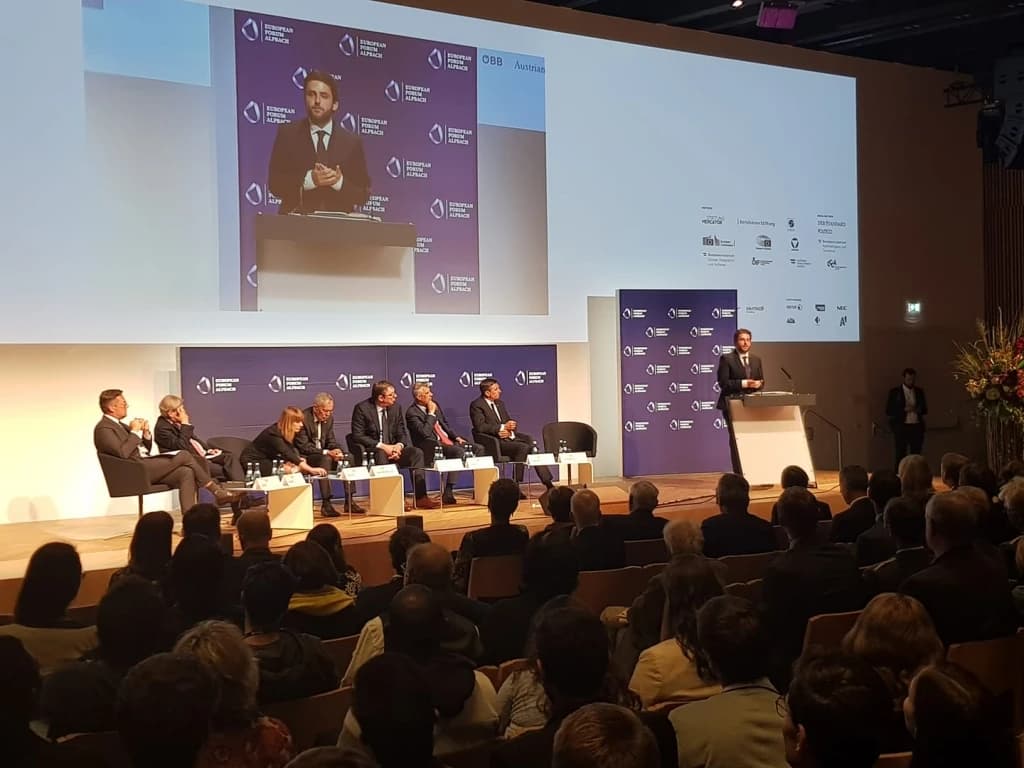 Adi Ćerimagić tokom govora na Evropskom forumu Alpbach