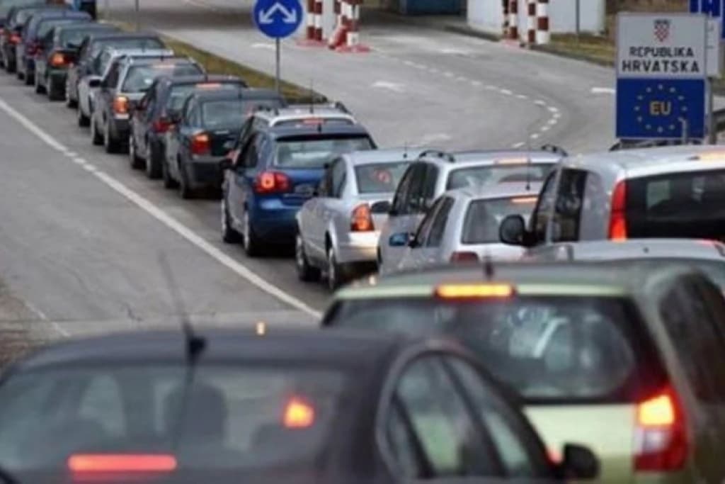 Gužve na graničnim prijelazima, vozači oprez zbog učestalih odrona na putevima