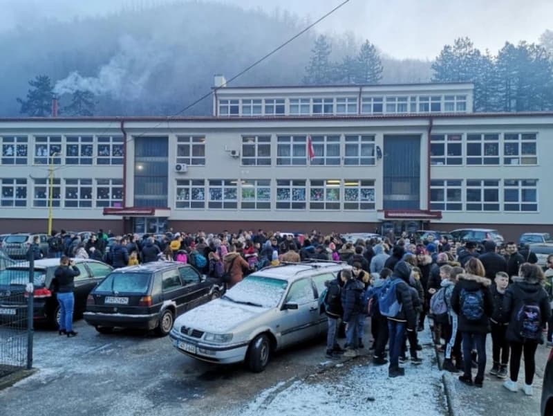 Protest roditelja i učenika bošnjačke nacionalnosti u Srebrenici