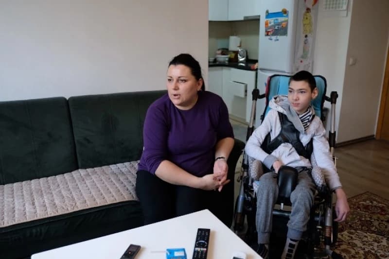 Gradi se rampa: Mahira više neće nositi sina Hamzu u kolicima niz stepenice