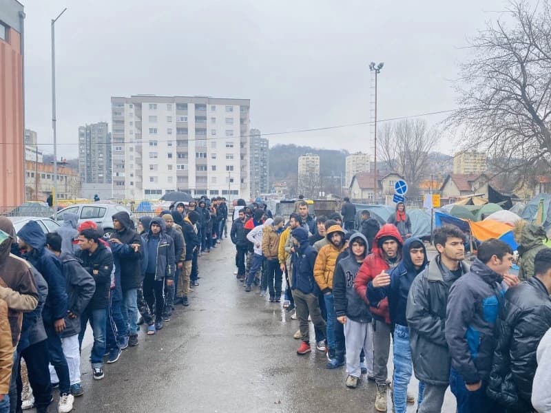Desetine migranata kod Autobuske stanice u Tuzli