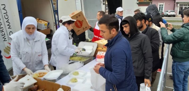 Merhamet podijelio obroke za 500 migranata: "Nećemo se moći izboriti sa ovom krizom ako se svi ne uključe"