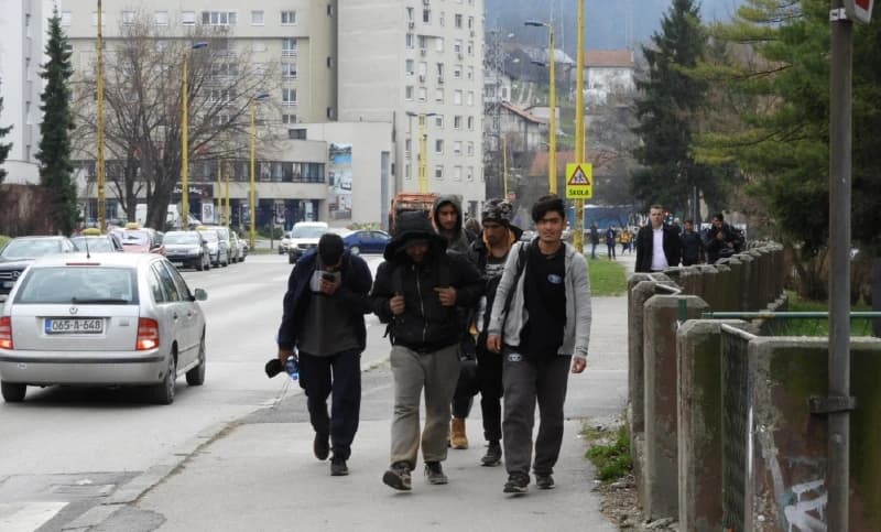 Iako je šatorsko naselje uklonjeno: Grupe od po stotinjak migranata svakodnevno stižu u Tuzlu