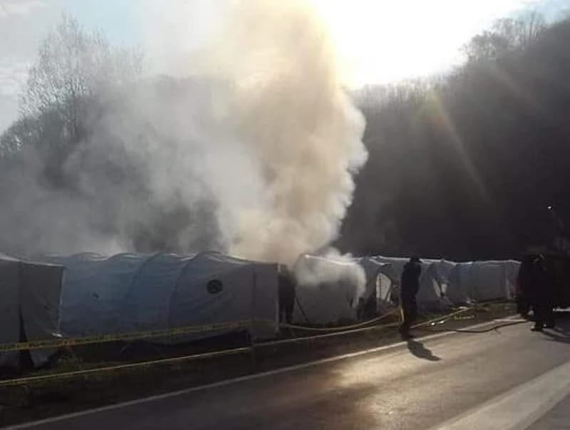 Izgorjeli šatori na graničnom prijelazu Maljevac