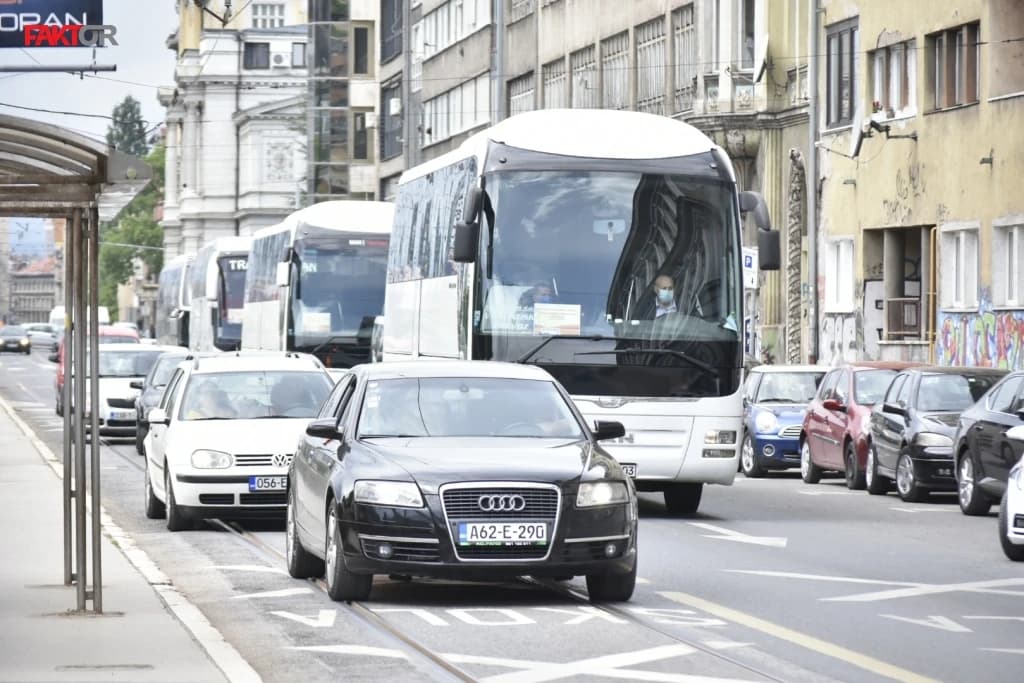Defileom praznih autobusa turistički radnici ukazali na težak položaj u kojem su se našli zbog pandemije