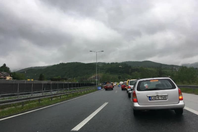 Zbog mokrog i vlažnog kolovoza nužna oprezna vožnja