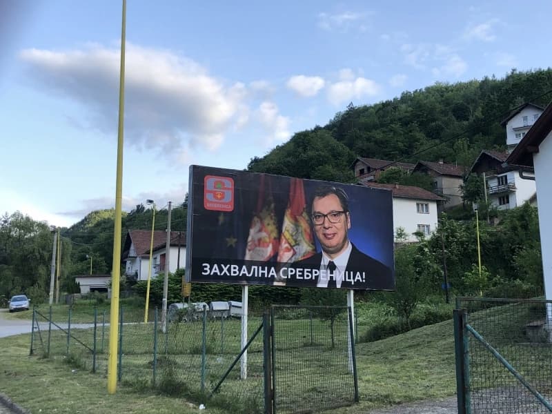 Plakat sa likom Aleksandra Vučića u Srebrenici