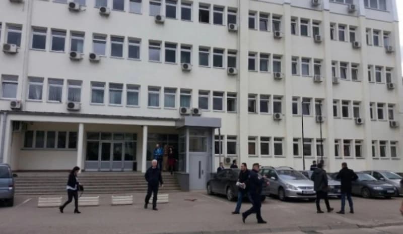 U neuračunljivom stanju majku pokušao ubiti satarom i zadaviti, u sudnici joj poručio: "Volim te puno"