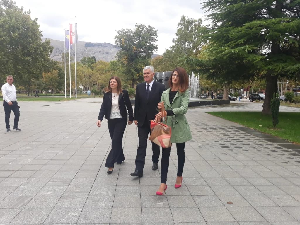 Dragan Čović u pratnji supruge glasao u Hrvatskom domu herceg Stjepan Kosača u Mostaru