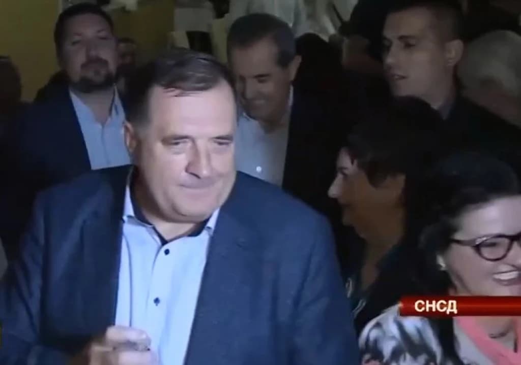 Milorad Dodik se nakon pobjede uhvatio mikrofona i zapjevao