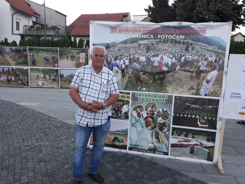 Ahmet Bajrić Blicko pored svojih fotografija