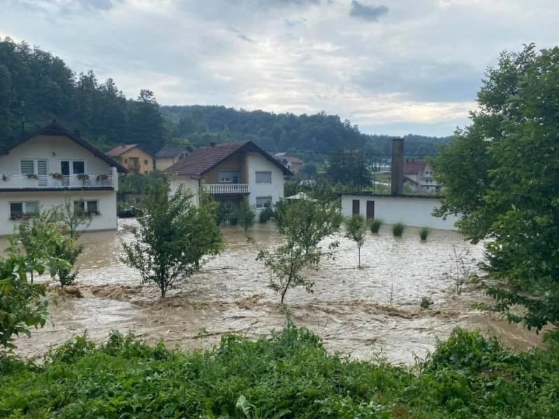 Velika poplava u tuzlanskom naselju Dobrnja (jučer)