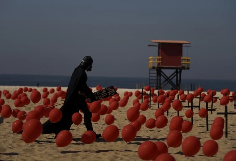 Crvenim balonima se na plaži odaje počast za 100.000 Brazilaca preminulih od COVID-19