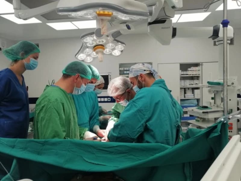 Hirurški tim UKC-a RS-a izveo složenu operaciju bubrežnih arterija nezabilježenu u literaturi