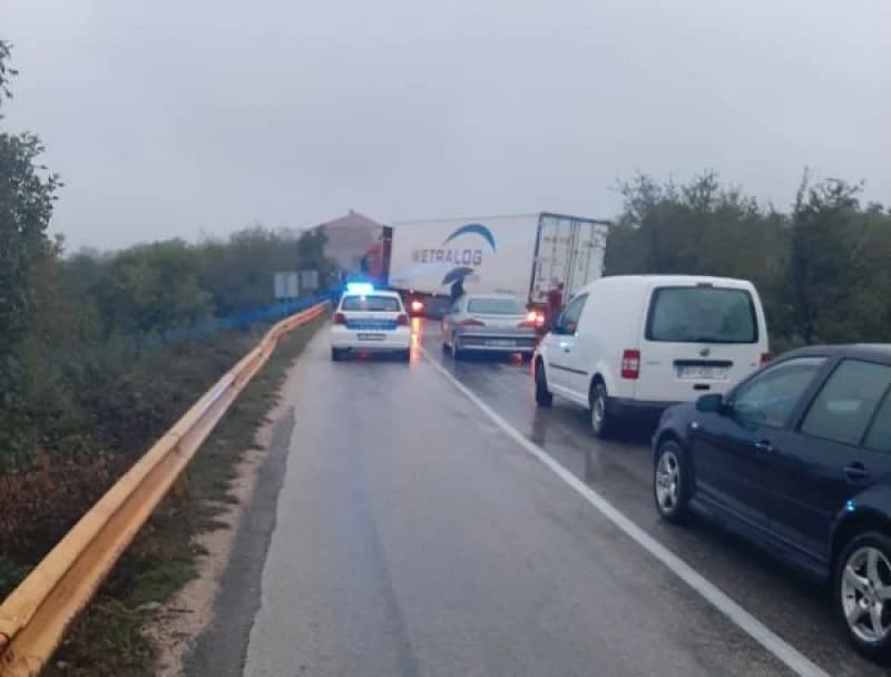 Šleper se popriječio na putu Stolac - Ljubinje, saobraćaj obustavljen