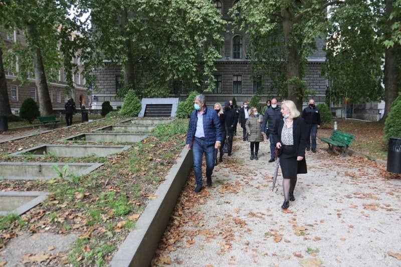 Park Mirze Delibašića i Davorina Popovića ponovo ograđen kamenim zidom